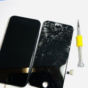 iPhoneSE2 パネル交換 画面がバキバキに割れてしまい…