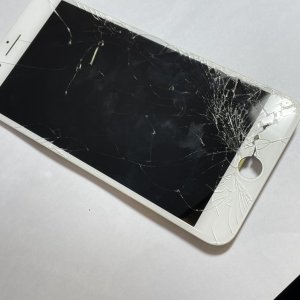 iPhone8plus 画面が真っ暗になったまま動かせない…