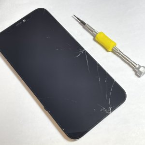 iPhone12　画面を割ってしまった…