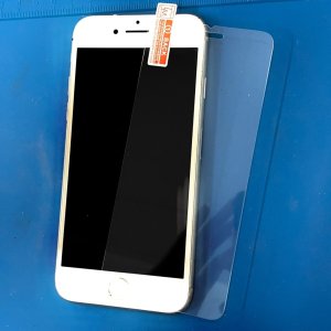 iPhone8 強化ガラス貼り付け