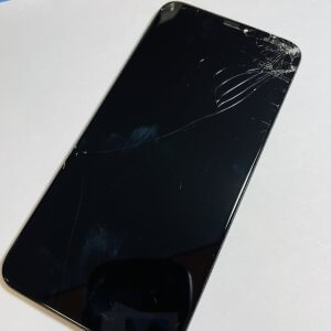 iPhone11　画面が割れてしまった…