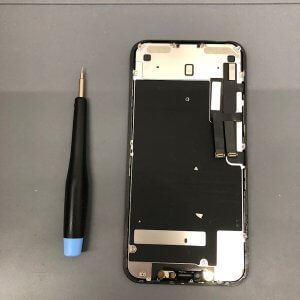 iPhone11 画面暗転 起動不可 パネル交換