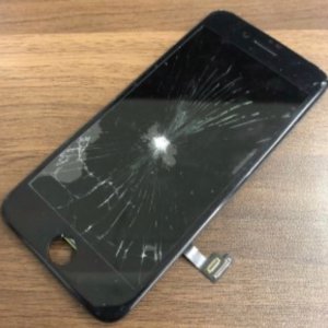 iPhone8 落下画面ヒビ パネル交換
