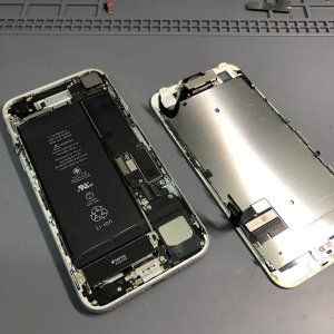 iPhone8 自転車運転中落下 画面大破 パネル交換