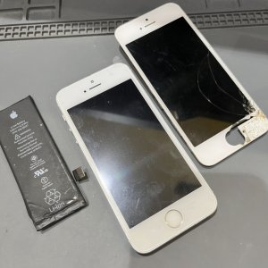 iPhoneSE (第1世代) バッテリー交換 フロントパネル交換