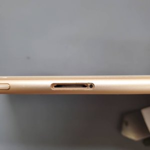 iPhone 8 plus SIMカードの詰まり