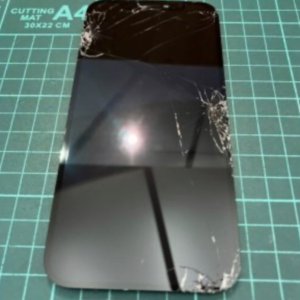 iPhone12pro バイク事故 画面と裏面破損 パネル交換