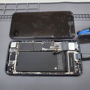 iPhone SE3 液晶パネル交換