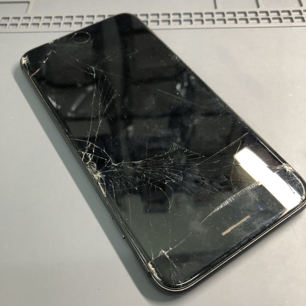 iPhone8プラス バイク運転中に落下破損 液晶交換