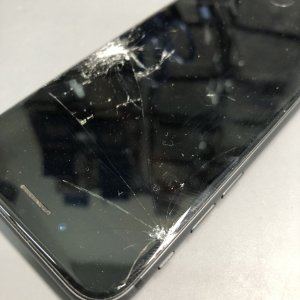 iPhone7 岩に落下して画面破損　液晶交換