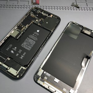 iPhone11 落下画面変色　液晶交換