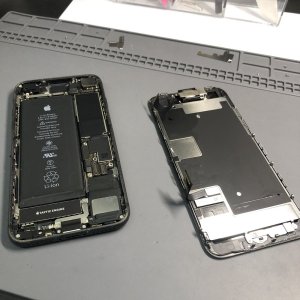 iPhone８  荷物落下　ガラス面破損　パネル交換