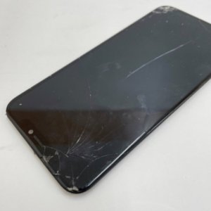 iPhone11 おもちゃ落下画面破損　液晶交換