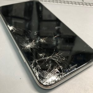 iPhone11  パネル損傷　パネル交換