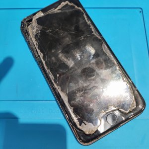 iPhone8 Plus画面割れ修理