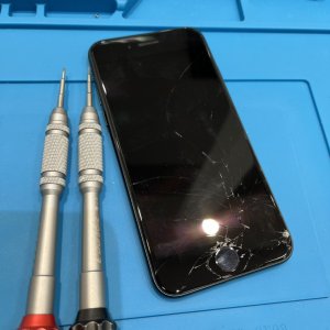 iPhoneSE3 液晶交換 画面割れ