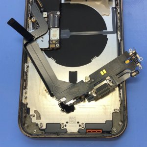 【iPhone14ProMax ライトニング交換】充電が徐々にされなくなってしまうなど症状の悪化を感じた時は早めにご相談ください!メンテナンスで改善いたします!!