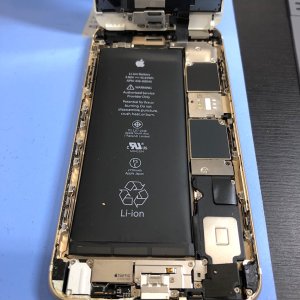 iPhone6sPlus バッテリー膨張 画面浮上り バッテリー交換