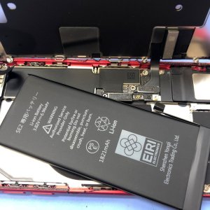 【iPhoneSE（第2世代）バッテリー交換】バッテリー持ちが悪くなってしまうと動作が遅くなる等、不具合の原因となる場合がございます!!気になる症状がありましたら是非ご相談下さい!!