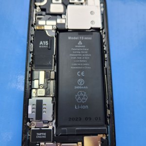 【iPhone13mini バッテリー交換】iPhone13シリーズはそろそろバッテリー交換のタイミングが近づいています。気になる方は当店までご相談下さいませ!!｜前橋市江田町