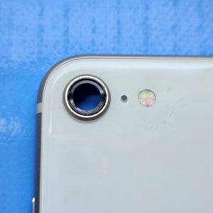 【iPhoneSE 第3世代 アウトカメラレンズ交換】カメラレンズ交換は即日お渡し対応しておりますので、症状が悪化する前にお早めにご相談下さいませ!!