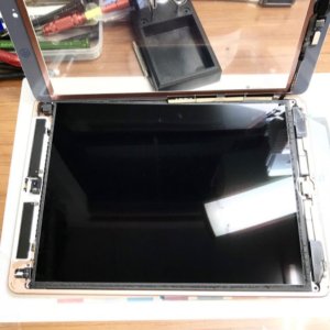 iPad8 落下コーナー部分破損デジタイザー交換