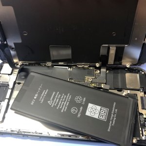 【iPhoneSE2 バッテリー交換】iPhoneメンテナンスで、当店で最も多いご要望はバッテリー交換になります。どうぞお気軽にお問い合わせくださいませ!