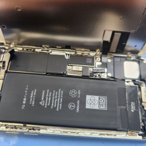【iPhone7 バッテリー交換】バッテリー交換をする事でお気に入りの端末を長くご利用出来ます(^_^)気になる方はご相談くださいませ!!