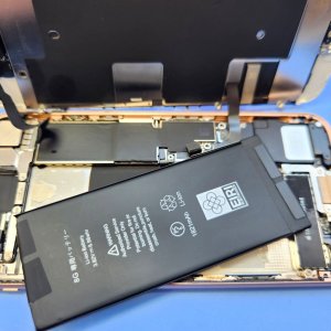 【iPhone8 バッテリー交換】お気に入りのiPhoneを長くご使用する為にバッテリー交換を致しませんか。是非当店までご相談下さいませ!!
