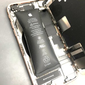 iPhone8 膨張バッテリー交換