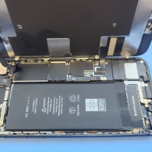 【iPhone8 バッテリー交換】バッテリーの経年劣化が進みますと、様々な不具合の原因となります!心当たりがある方は当店までご相談くださいませ!!