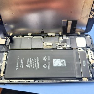 【iPhone7 バッテリー交換】バッテリー持ちの早さが気になってきたら、当店までご相談下さい!!バッテリー交換お得な価格で承っております!!