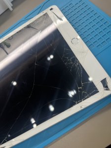 iPad8 画面+液晶交換修理