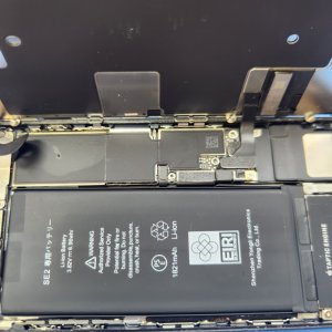 【iPhoneSE2 バッテリー交換】お仕事で使用しているiPhoneのメンテナンスも是非当店までご相談下さいませ!即時ご対応しております!!
