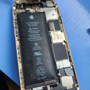 【iPhone6 バッテリー交換】バッテリーが膨張している状態でご使用するのは危険がございますので是非お早めに当店までご相談下さいませ!!