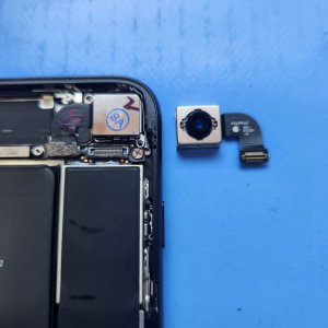 【iPhoneSE第2世代 アウトカメラ交換】iPhoneSE2のアウトカメラ交換、作業時間20分程で修理完了致します。お困りの方は是非ご相談にいらして下さい!!