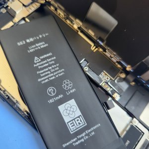 【iPhoneSE2 バッテリー交換】バッテリー交換、おおよそ20分ほど完了しお渡し致します!!ぜひ当店までご相談下さいませ(^-^)
