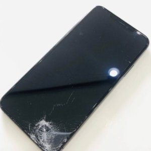 iPhone11 ダンベル強打！画面破壊 液晶黒変！液晶交換| 埼玉県狭山市広瀬台