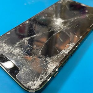 iPhone13mini 落下大破 液晶交換修理| 町田市金森