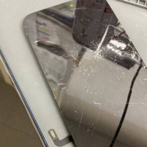 iPhone13画面割れ パネル交換| 埼玉県 入間市 扇町屋
