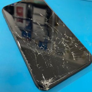 iPhoneXR バイク運転中落下破損 液晶交換修理| 町田市本町田