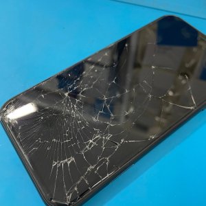iPhone11 岩場で落下 パネル交換| 東京都町田市根岸