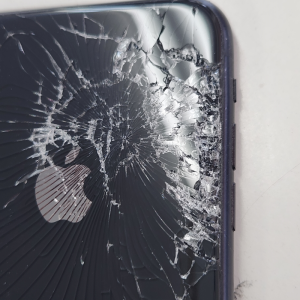 【iPhone11Pro バックパネル修理】背面ガラスがバッキバキに割れてどうしよう…。そんなお困りごとのご相談は当店まで!!｜前橋市千代田町