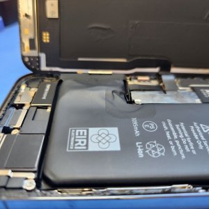 【iPhone13Pro バッテリー交換】フロントパネルが浮き上がってきた時はバッテリーが膨張しているかも知れません。すぐに当店までご相談下さい!! |前橋市荒牧町