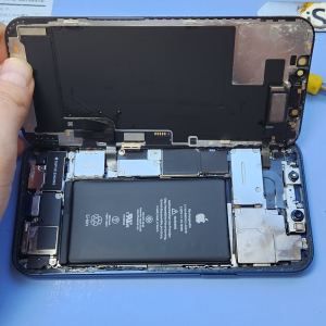 【iPhone12Pro 水没修理】水没させたら当日中に基盤クリーニングが必要です!!そのまま放置しないで!!｜高崎市上中居町