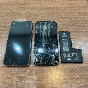iPhoneXS修理 液晶パネルとバッテリー交換セット｜板橋区赤塚