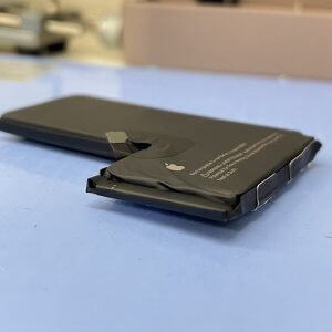 【iPhone14Pro バッテリー交換】バッテリーが膨張してパネルに隙間が!!放置すると液晶交換も必要になってしまいます |高崎市菅谷町