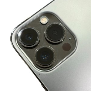 カメラレンズがひどく割れてしまったiPhone13pro　アウトカメラレンズ交換