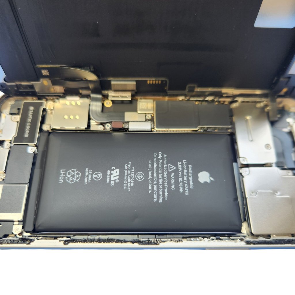 【iPhone12 バッテリー交換】画面(フロントパネル)が浮いてきたときはバッテリーが膨張しているかもしれません。迅速なバッテリー交換なら当店にお任せください!!|根室市明治町