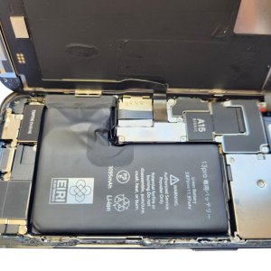 【iPhone13Pro バッテリー交換】バッテリー膨張がしてしまいフロントパネルが浮いてしまった!!そんな時は迅速なバッテリー交換が必要です。|中標津町東3条